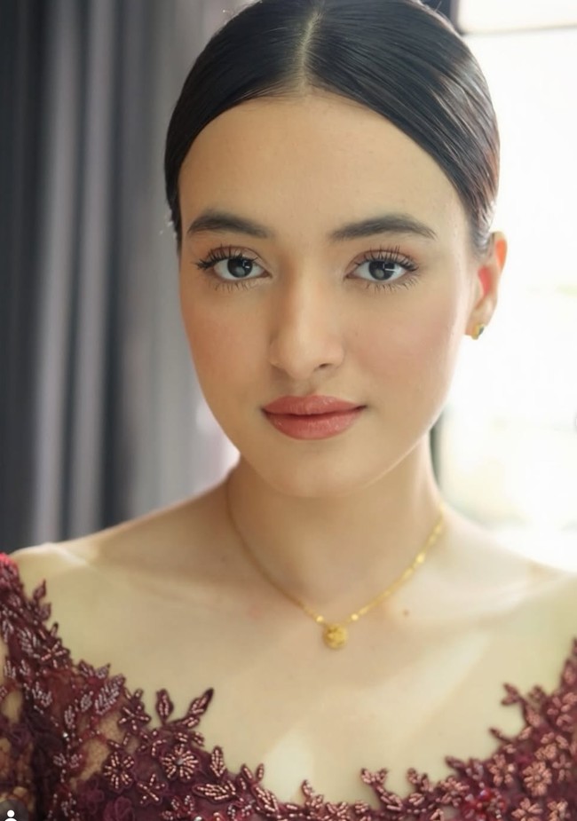Untuk riasan, Mawar mempercayakan pada MUA Ryan Ogilvy. Riasan Mawar Eva terlihat flawless dengan complexion halus dan glowing. Ia memilih makeup natural bernuansa soft pink nude yang membuat wajahnya tampak segar dan bersinar. Foto: Instagram/@ryanogilvy
