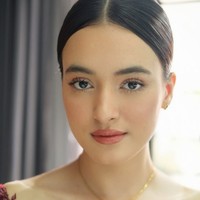 Untuk riasan, Mawar mempercayakan pada MUA Ryan Ogilvy. Riasan Mawar Eva terlihat flawless dengan complexion halus dan glowing. Ia memilih makeup natural bernuansa soft pink nude yang membuat wajahnya tampak segar dan bersinar. Foto: Instagram/@ryanogilvy