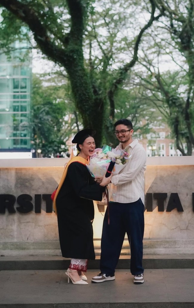 Sang kekasih, Bryan Domani, juga turut hadir mendampingi. Bryan tampil simpel kenakan kemeja lengan panjang putih garis-garis dipadukan celana panjang berwarna gelap. Foto: Instagram/@mawar_eva