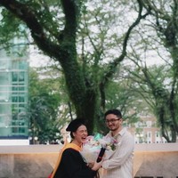 Sang kekasih, Bryan Domani, juga turut hadir mendampingi. Bryan tampil simpel kenakan kemeja lengan panjang putih garis-garis dipadukan celana panjang berwarna gelap. Foto: Instagram/@mawar_eva