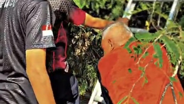 Mbah Marjo yang niat memetik asem tapi lupa cara turun dari pohon setinggi 8 meter hingga harus dievakuasi petugas Damkar.