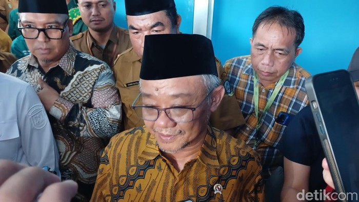 -Mendikdasmen Abdul Muti saat menyerahkan bantuan revitalisasi sekolah di Batam. (Alamudin/detikSumut)