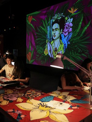 Menjelajahi Dunia Frida Kahlo Lewat Pameran Imersif di Athena