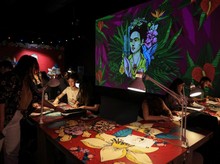 Menjelajahi Dunia Frida Kahlo Lewat Pameran Imersif di Athena