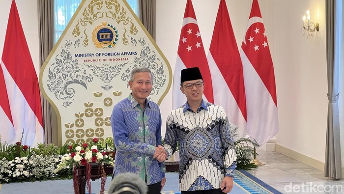 Menlu RI Sugiono dan Menlu Singapura Vivian
