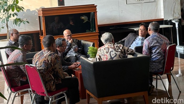 Menteri Keuangan Purbaya rapat di lobby kementerian keuangan