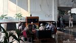 Momen Tak Terduga Purbaya Mendadak Rapat di Lobby