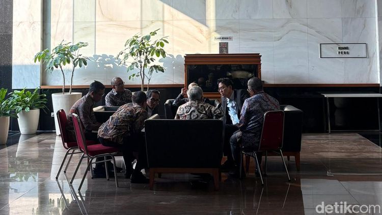 Momen Tak Terduga Purbaya Mendadak Rapat di Lobby