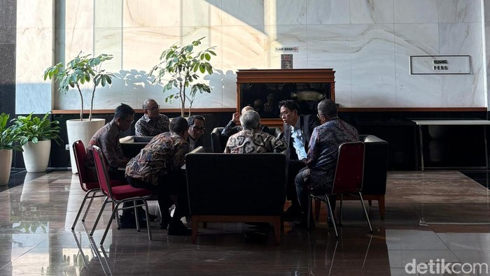 Menteri Keuangan Purbaya rapat di lobby kementerian keuangan