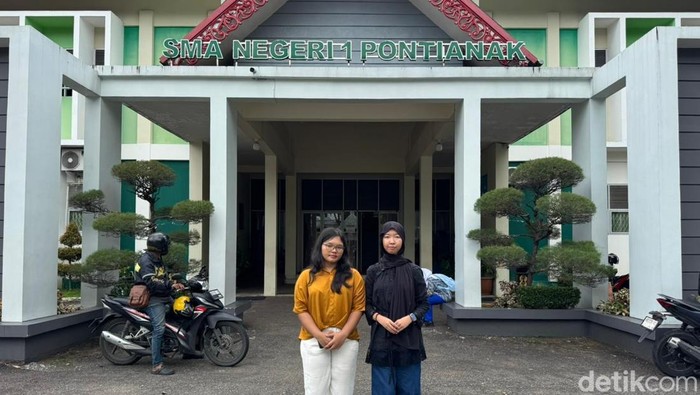 Miranda dan Karisma, alumni peserta Lomba Cerdas Cermat (LCC) SMAN 1 Pontianak memberikan kesaksian polemik LCC Empat Pilar MPR RI. (Ocsya Ade CP)