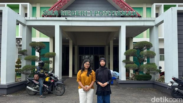 Miranda dan Karisma, alumni peserta Lomba Cerdas Cermat (LCC) SMAN 1 Pontianak memberikan kesaksian polemik LCC Empat Pilar MPR RI. (Ocsya Ade CP)