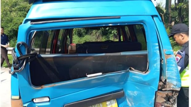 Mobil Tabrak Angkot di Tol Jagorawi