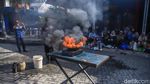 Momen Emak-emak Belajar Padamkan Api dari Kebocoran Gas LPG