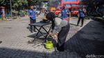 Momen Emak-emak Belajar Padamkan Api dari Kebocoran Gas LPG