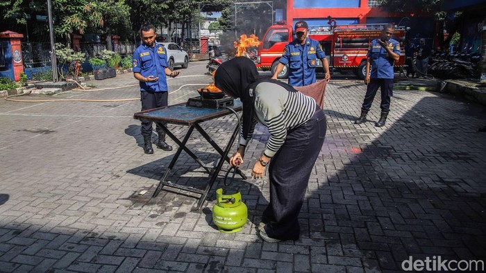 Suasana berbeda terlihat di kawasan Koja, Jakarta Utara, Selasa (12/5/2026), saat deretan ibu rumah tangga antusias mengikuti edukasi penanganan kebakaran akibat kebocoran gas LPG yang digelar petugas pemadam kebakaran setempat. Kegiatan tersebut menjadi upaya preventif untuk meningkatkan kesadaran warga terhadap bahaya kebakaran rumah tangga yang kerap bermula dari dapur.
