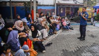 Petugas pemadam kebakaran memberikan penjelasan mengenai berbagai penyebab umum kebakaran akibat gas LPG, mulai dari regulator longgar, selang bocor, hingga kebiasaan menaruh benda mudah terbakar di sekitar kompor. Dengan bahasa sederhana dan mudah dipahami, edukasi tersebut dibuat dekat dengan aktivitas sehari-hari warga.
