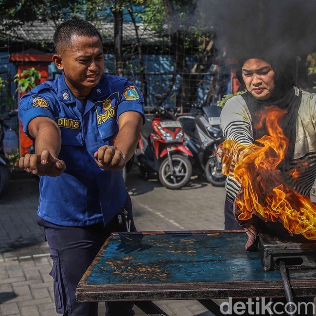 Momen Emak-emak Belajar Padamkan Api dari Kebocoran Gas LPG
