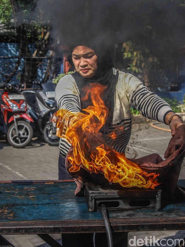 Momen Emak-emak Belajar Padamkan Api dari Kebocoran Gas LPG