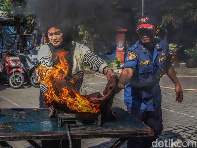 Momen Emak-emak Belajar Padamkan Api dari Kebocoran Gas LPG