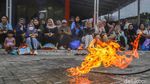 Momen Emak-emak Belajar Padamkan Api dari Kebocoran Gas LPG
