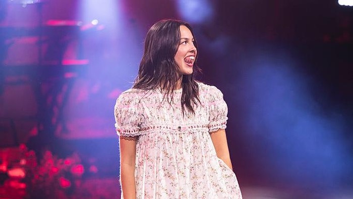 Olivia Rodrigo tampil di atas panggung selama pertunjukan eksklusif Billions Club Live untuk merayakan kemitraan antara Spotify dan FC Barcelona sebelum El Clásico pada 8 Mei 2026 di Barcelona, ​​Spanyol.
