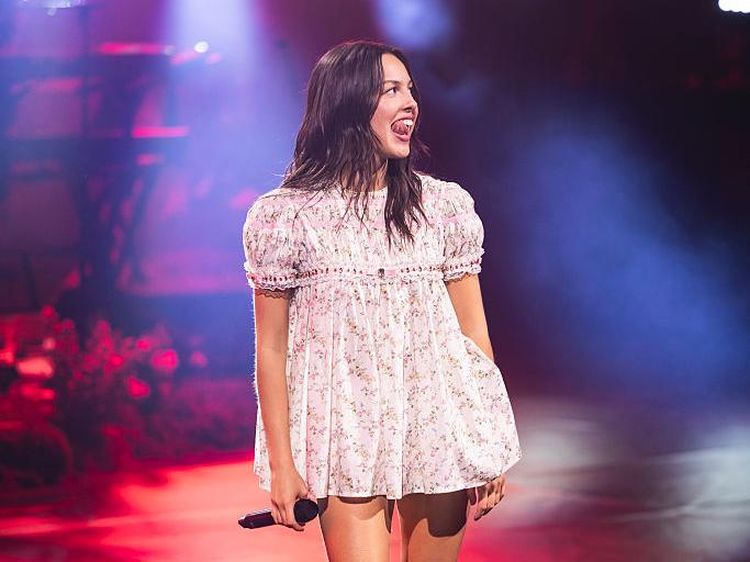 5 Potret Olivia Rodrigo Pakai Gaun Babydoll, Dikritik Terlalu Kekanakan