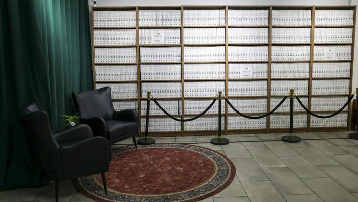 Pameran di New York menampilkan semua dokumen Epstein yang dicetak (ANGELA WEISS/AFP)