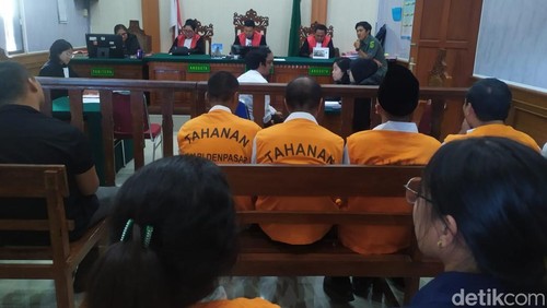 Pasangan suami istri pengedar narkoba David dan Adelia saat menjalani sidang vonis di PN Denpasar, Selasa (12/5/2026).