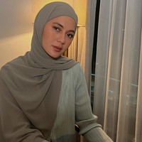 3 Tutorial Hijab Pashmina ala Paula Verhoeven, Simpel dan Bikin Pipi Tirus