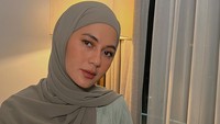 3 Tutorial Hijab Pashmina ala Paula Verhoeven, Simpel dan Bikin Pipi Tirus