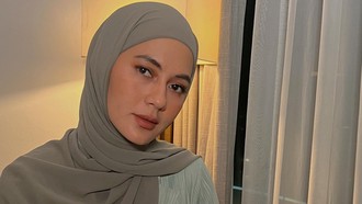 3 Tutorial Hijab Pashmina ala Paula Verhoeven, Simpel dan Bikin Pipi Tirus