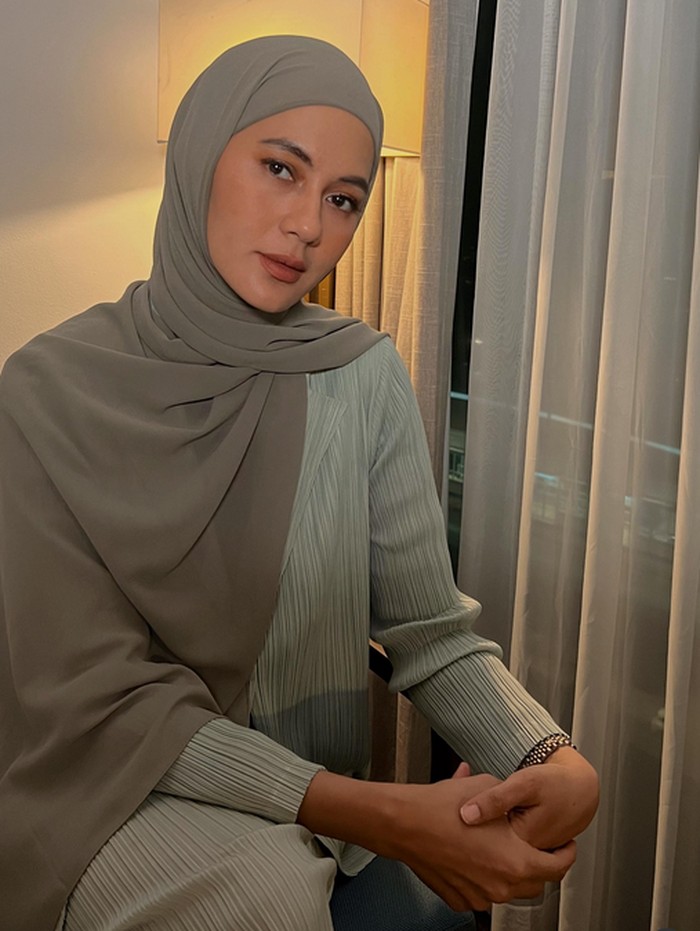 Paula Verhoeven bagikan tiga tutorial hijab pashmina cocok untuk gaya sehari-hari.