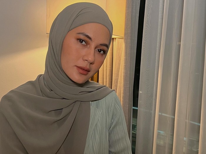Paula Verhoeven bagikan tiga tutorial hijab pashmina cocok untuk gaya sehari-hari.