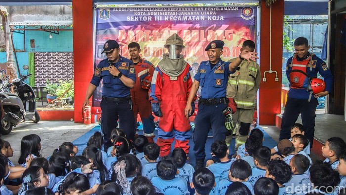 Petugas Pemadam Kebakaran Sektor Koja memberikan edukasi tentang profesi Damkar kepada anak anak TK di kawasan Koja, Jakarta Utara, Selasa (12/5/2026).