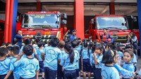 Dengan penuh antusias, anak-anak mendekati mobil pemadam sambil mendengarkan penjelasan dari para petugas yang mengenalkan tugas dan tanggung jawab seorang pemadam kebakaran. Kegiatan ini menjadi pengalaman baru yang menarik sekaligus edukatif bagi anak-anak usia dini.