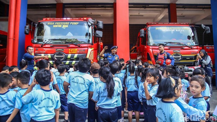 Petugas Pemadam Kebakaran Sektor Koja memberikan edukasi tentang profesi Damkar kepada anak anak TK di kawasan Koja, Jakarta Utara, Selasa (12/5/2026).