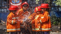 Beberapa anak tampak tersenyum lebar, sementara yang lain penasaran melihat berbagai perlengkapan keselamatan yang dibawa petugas. Momen tersebut menjadi cara menyenangkan untuk memperkenalkan profesi pemadam kebakaran kepada anak-anak.