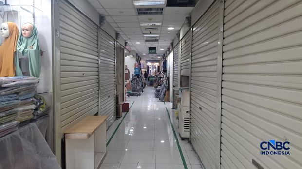 Pedagang di pasar Tanah Abang, Jakarta Pusat, Selasa (12/5/2026). (CNBC Indonesia/Chandra Dwi Pranata)