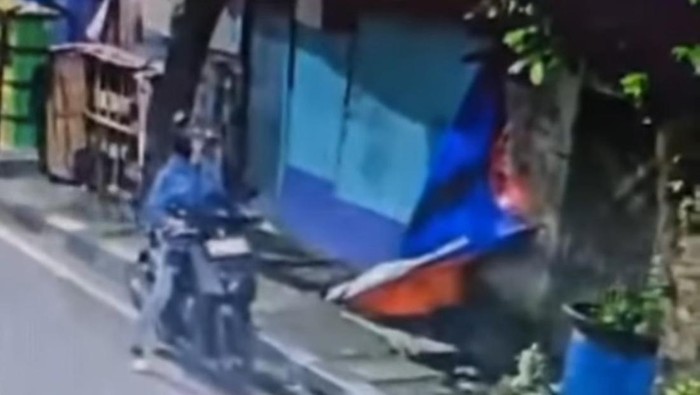 Pelaku pembakaran di Matraman, Jaktim berinisial A (24) ditangkap polisi. Kepada polisi, A mengaku sempat menyesal namun kembali melakukan pembakaran. (dok Ist/repro)