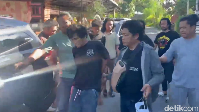 Pelaku pencurian emas di sebuah rumah di Makassar saat ditangkap di Parepare.