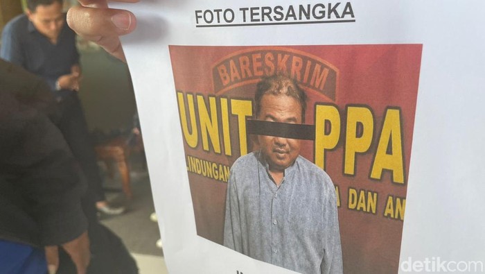 Tampang pengasuh ponpes di Jepara yang perkosa santriwati dalam rilis pers di Polres Jepara, Selasa (12/5/2026).