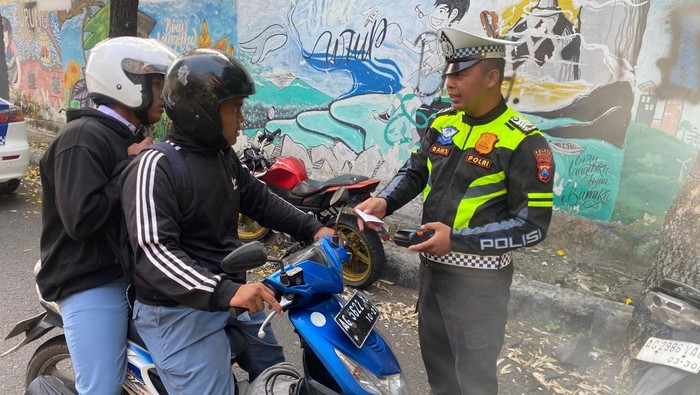 Penindakan pemotor lawan arus melalui ETLE Handheld oleh Satlantas Polres Nganjuk