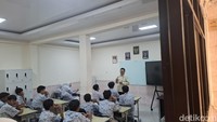 Hari ini saya meninjau sekolah SMP Muhammadiyah 16 di daerah Jakarta Pusat. Ini saya selaku ke KSP tentunya ada tugas saya untuk melihat secara langsung program prioritas presiden dan memastikan program unggulan presiden, kata Dudung di SMP Muhammadiyah 16 Jakarta, Jakarta Pusat, Selasa (12/5/2026). Foto: Cicin Yulianti/detikcom