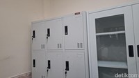 Dari pantauan detikEdu, beberapa fasilitas seperti kelas, kamar mandi, laboratorium komputer, interior telah direnovasi. Program revitalisasi ini juga menambah pengadaan AC, loker hingga papan pintar (interactive flat panel). Foto: Cicin Yulianti/detikcom