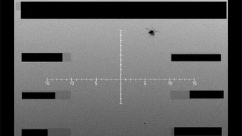 Sebuah objek tak dikenal (titik hitam) yang tertangkap di bawah helikopter di atas wilayah Amerika Serikat bagian Barat pada bulan September 2025 terlihat dalam gambar inframerah ini sebagai bagian dari serangkaian dokumen fenomena udara tak dikenal (UAP) yang dirilis oleh AS. Foto: Departemen Pertahanan AS