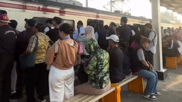 Penumpang berdesakan di Stasiun Sudimara pada Selasa (12/5) pagi akibat KRL gangguan di Stasiun Serpong