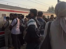 Cerita Penumpang Berdesakan Imbas KRL Green Line Gangguan di Stasiun Serpong