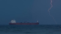 Tren pemesanan mendadak meningkat karena wisatawan memilih menunggu perkembangan situasi ekonomi dan geopolitik. Destinasi seperti Spanyol, Yunani, Portugal, dan kawasan Mediterania dianggap lebih aman. REUTERS/Stelios Misinas