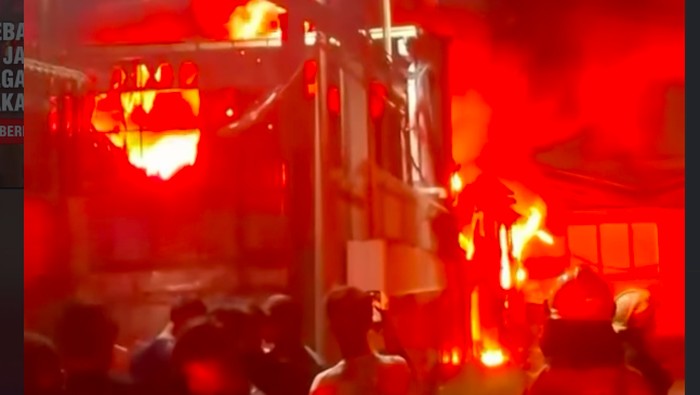 Pergudangan di Kalideres, Jakarta Barat (Jakbar) dilanda kebakaran besar. Kebakaran dipicu korsleting di salah satu gudang. (dok IG @humasjakfire)