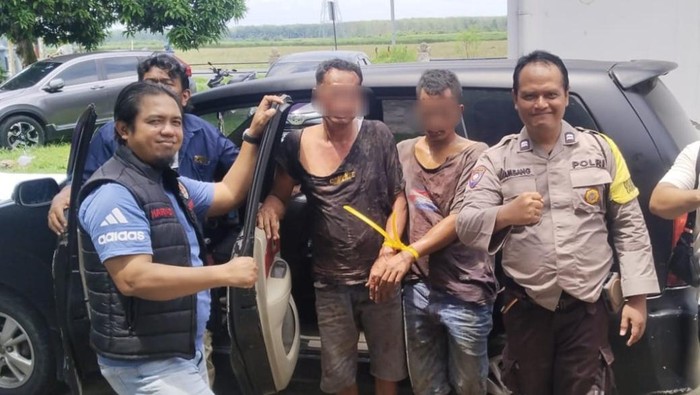 Petugas kepolisian saat mengamankan kedua pelaku. (dok. Polres Simalungun)